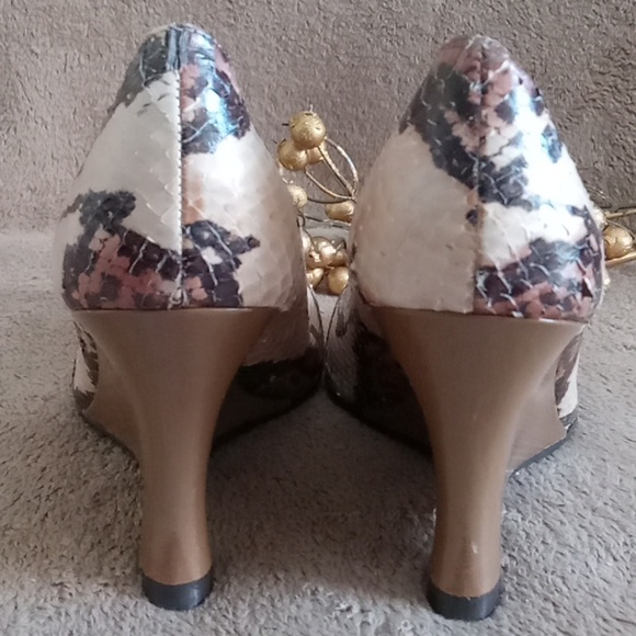 ⭐️ Host Pick ⭐️ Carlos Falchi |  Stylish Snakeskin Leather Wedge Shoes - Picture 4 of 12